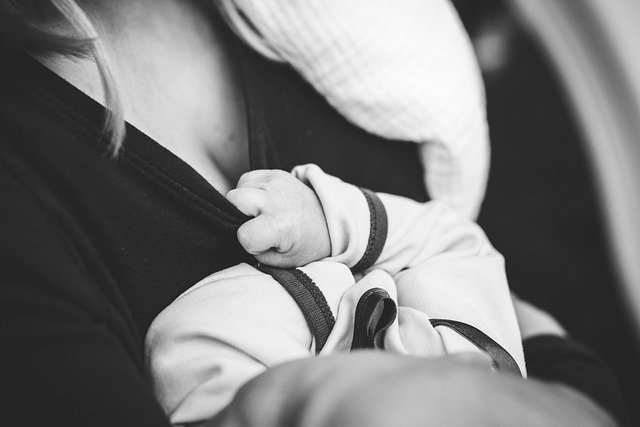 Cebula w ciąży i podczas karmienia piersią – czy można ją jeść?