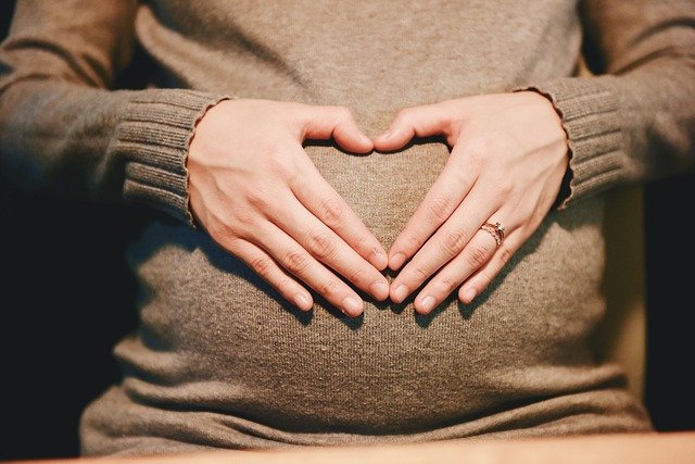 Piwa i wina bezalkoholowe w ciąży – czy można je pić? Sprawdzamy Karmi, Lecha Free i inne piwa