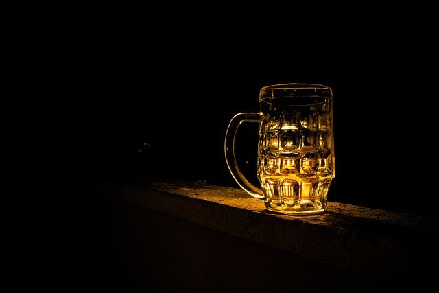 Piwo bezalkoholowe a karmienie piersią – czy można je pić w trakcie laktacji?