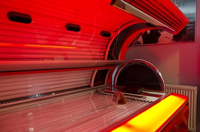 Solarium a karmienie piersią – czy można z niego korzystać?